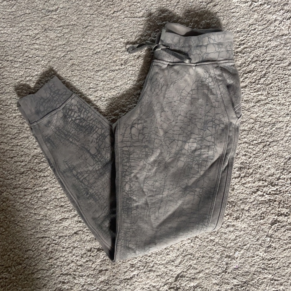 Lululemon jogger size 4